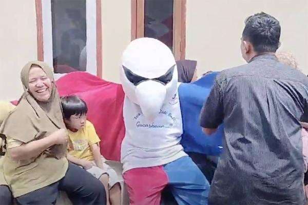 Badut Gacor Perindo Meriahkan Bazar Minyak Goreng Murah di Bandung Badut Gacor Perindo Meriahkan Bazar Minyak Goreng Murah di Bandung