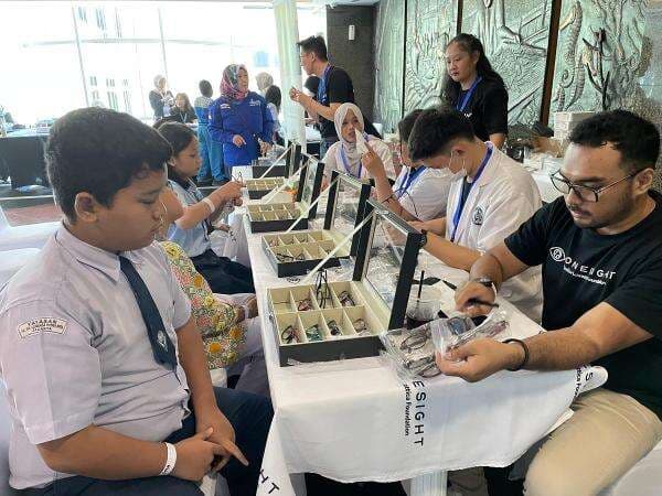 Bagaikan Kacamata dan Periksa Mata Gratis, MNC Peduli Harap Anak Indonesia Semakin Tekun Belajar Bagaikan Kacamata dan Periksa Mata Gratis, MNC Peduli Harap Anak Indonesia Semakin Tekun Belajar