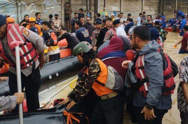 Bagana Ansor Evakuasi Korban Banjir Jabodetabek hingga Pasok Logistik Bagana Ansor Evakuasi Korban Banjir Jabodetabek hingga Pasok Logistik