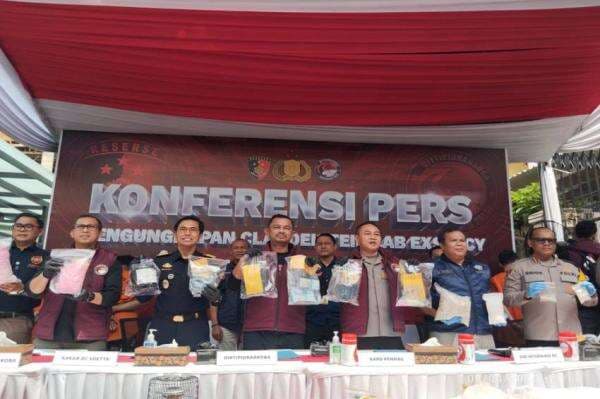 Bahan Kimia Pembuat Ekstasi Milik Fredy Pratama Disamarkan untuk Kebutuhan Pertanian Bahan Kimia Pembuat Ekstasi Milik Fredy Pratama Disamarkan untuk Kebutuhan Pertanian