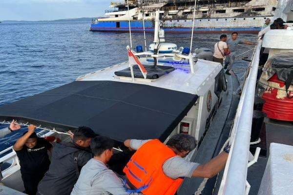 Bakamla Evakuasi Korban Kebakaran KMP Barcelona 5 di Perairan Talise Bakamla Evakuasi Korban Kebakaran KMP Barcelona 5 di Perairan Talise