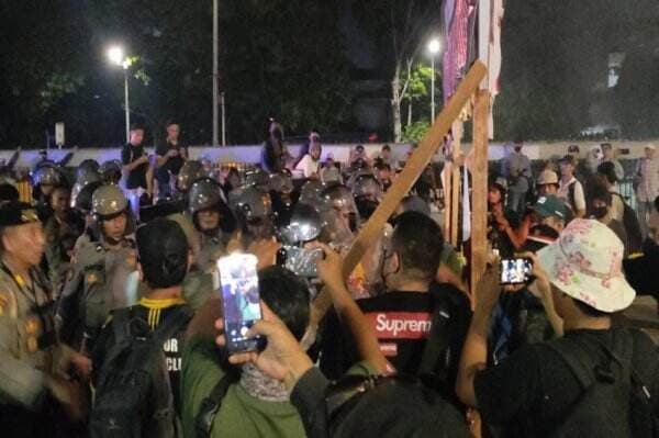 Unjuk Rasa di Depan DPR Berujung Ricuh, Massa Berhasil Dipukul Mundur