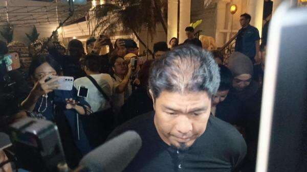 Desiree Tarigan dan Bams Samson Diam Seribu Bahasa saat Melayat ke Rumah Duka Hotma Sitompul Desiree Tarigan dan Bams Samson Diam Seribu Bahasa saat Melayat ke Rumah Duka Hotma Sitompul