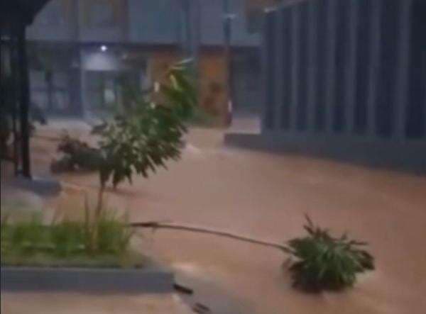 Tanggul Jebol, Perumahan Kemang Bogor Terendam Banjir Tanggul Jebol, Perumahan Kemang Bogor Terendam Banjir