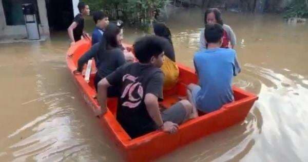 Duh! Banjir Semakin Meluas di Jakarta Timur, Warga Dievakuasi dengan Perahu Duh! Banjir Semakin Meluas di Jakarta Timur, Warga Dievakuasi dengan Perahu