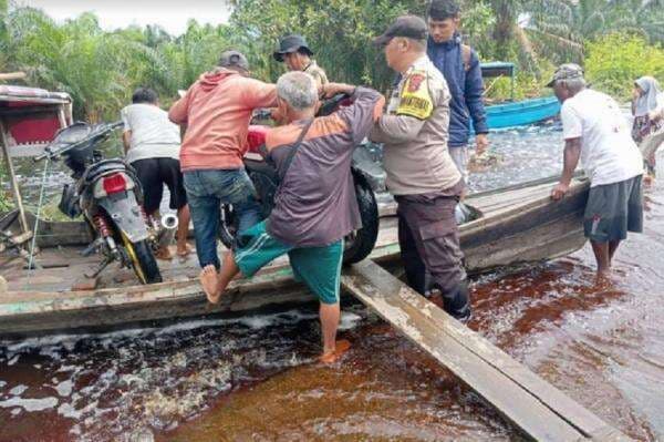 Banjir Bandang di Pelalawan Mulai Surut, Polisi Bantu Warga Terdampak Banjir Bandang di Pelalawan Mulai Surut, Polisi Bantu Warga Terdampak