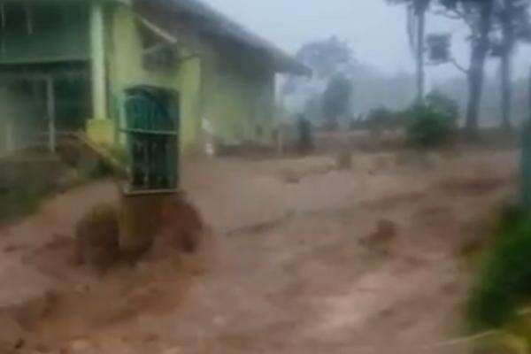 Banjir Bandang Terjang Permukiman Warga di Cimaung Bandung Banjir Bandang Terjang Permukiman Warga di Cimaung Bandung
