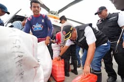 Banjir dan Longsor, Helikopter Pembawa Bantuan Mendarat di Latimojong