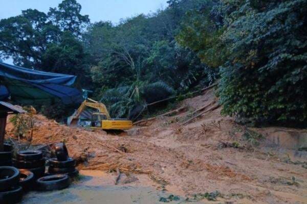 Banjir dan Longsor Terjang Kota Padangsidimpuan, Satu Orang Tewas Banjir dan Longsor Terjang Kota Padangsidimpuan, Satu Orang Tewas