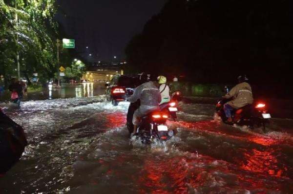 Banjir Jakarta Meluas, Total 86 RT Terendam Banjir hingga Minggu Malam Banjir Jakarta Meluas, Total 86 RT Terendam Banjir hingga Minggu Malam