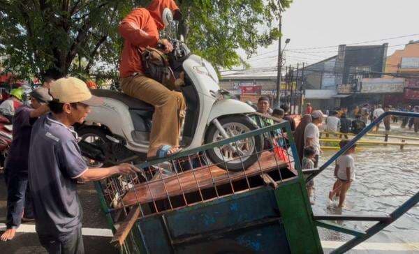 Banjir Lumpuhkan Jalan Raya Ciledug, Warga Naik Delman dan Ojek Gerobak untuk Melintas Banjir Lumpuhkan Jalan Raya Ciledug, Warga Naik Delman dan Ojek Gerobak untuk Melintas