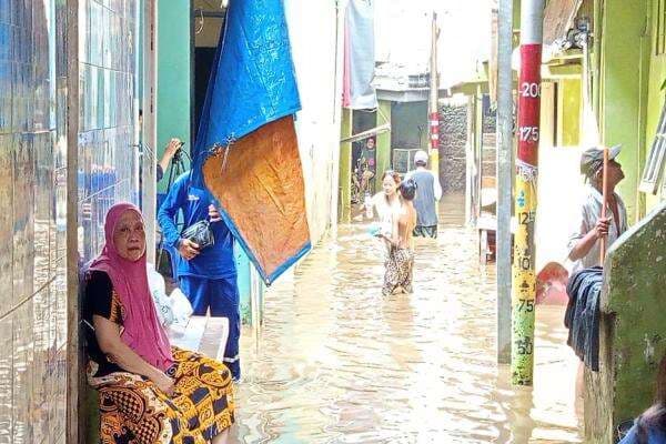 Banjir Masih Genangi Kebon Pala, Ketinggian Air Masih 75 Sentimeter Banjir Masih Genangi Kebon Pala, Ketinggian Air Masih 75 Sentimeter