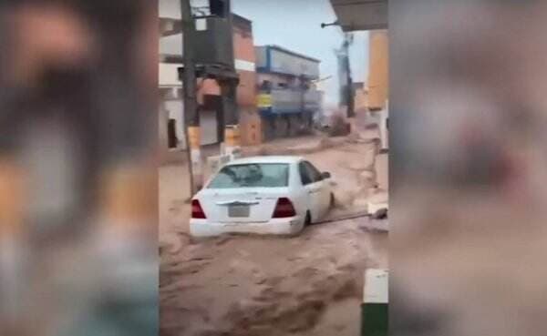 Banjir Mengerikan Terjang Madinah, Mobil-mobil Hanyut