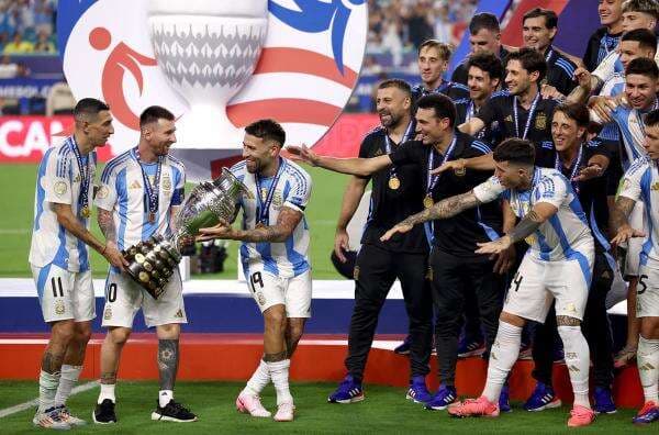 Banjir Pujian, Momen Lionel Messi Ajak Angel Di Maria dan Nicolas Otamendi Angkat Trofi Copa America 2024 Banjir Pujian, Momen Lionel Messi Ajak Angel Di Maria dan Nicolas Otamendi Angkat Trofi Copa America 2024