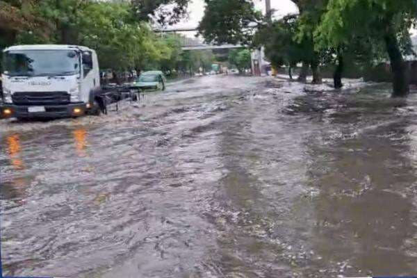 Banjir Rendam Jalan Daan Mogot Jakbar, Arus Lalu Lintas Nyaris Lumpuh Banjir Rendam Jalan Daan Mogot Jakbar, Arus Lalu Lintas Nyaris Lumpuh
