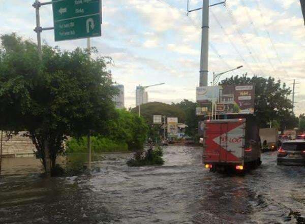 Banjir, Jalan di Puri Kembangan Jakbar Arah Ciledug Lumpuh Banjir, Jalan di Puri Kembangan Jakbar Arah Ciledug Lumpuh