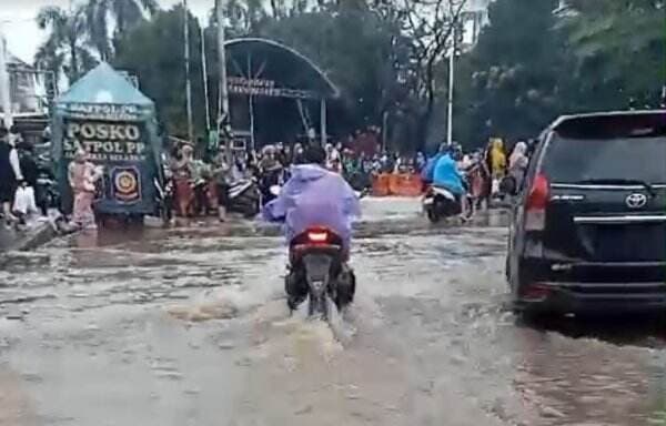 Banjir Sebabkan Kepadatan Lalin di Sekitar Stasiun Tanjung Barat
