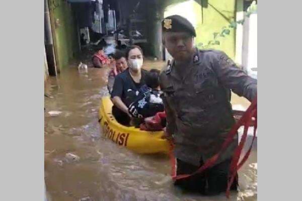 Banjir Setinggi 2 Meter Rendam Kampung Melayu, Warga: Belum Ada Bantuan Makanan Banjir Setinggi 2 Meter Rendam Kampung Melayu, Warga: Belum Ada Bantuan Makanan