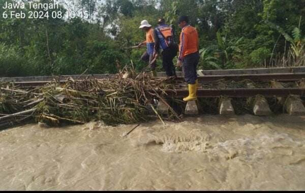 Banjir Terjang Jalur Kereta di Grobogan, Perjalanan 5 KA Terganggu