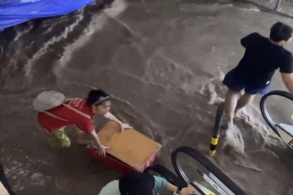 Banjir Terjang Pusat Perbelanjaan Mega Bekasi Hypermall, Pengunjung Berhamburan Banjir Terjang Pusat Perbelanjaan Mega Bekasi Hypermall, Pengunjung Berhamburan