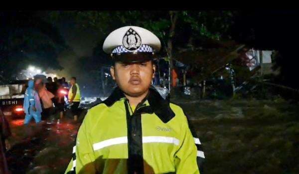 Banjir Bandang Terjang Jalan Raya Probolinggo Banyuwangi di Malam Tahun Baru Banjir Bandang Terjang Jalan Raya Probolinggo Banyuwangi di Malam Tahun Baru