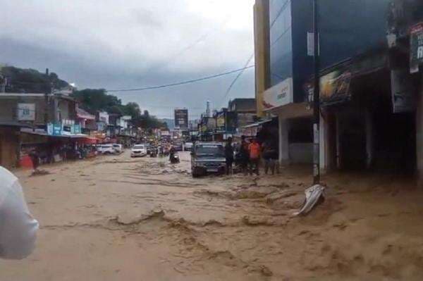 Banjir Bandang di Parapat Danau Toba, Air Bercampur Lumpur Kepung Pusat Kota Banjir Bandang di Parapat Danau Toba, Air Bercampur Lumpur Kepung Pusat Kota