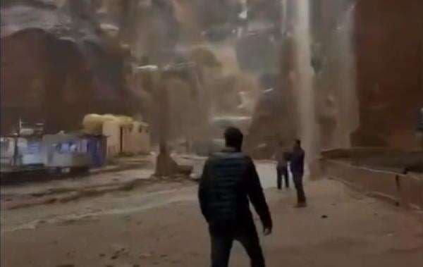 Penampakan Banjir Bandang Terjang Kota Kuno Petra Yordania, Ribuan Turis Dievakuasi Penampakan Banjir Bandang Terjang Kota Kuno Petra Yordania, Ribuan Turis Dievakuasi