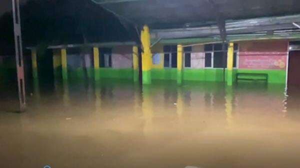 Hujan Deras di Bogor, Puluhan Rumah dan Ponpes Terendam Banjir Hujan Deras di Bogor, Puluhan Rumah dan Ponpes Terendam Banjir