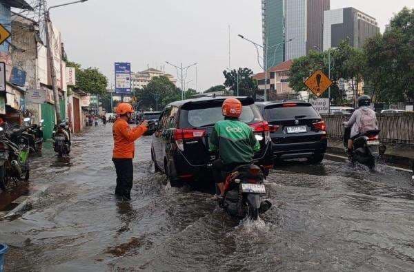 5 RT di Jakarta Kebanjiran Akibat Hujan Deras, Ketinggian Air Capai 80 Cm 5 RT di Jakarta Kebanjiran Akibat Hujan Deras, Ketinggian Air Capai 80 Cm