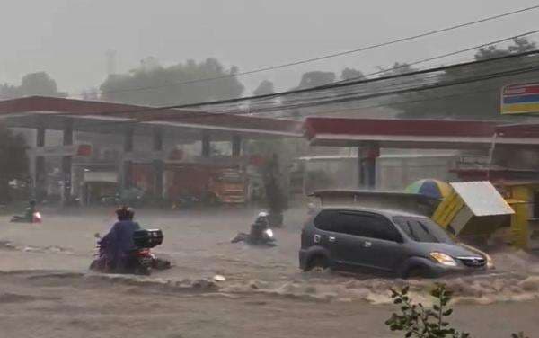 Kabupaten Malang Diguyur Hujan Badai, Jalanan Lumpuh hingga Belasan Rumah Rusak Kabupaten Malang Diguyur Hujan Badai, Jalanan Lumpuh hingga Belasan Rumah Rusak