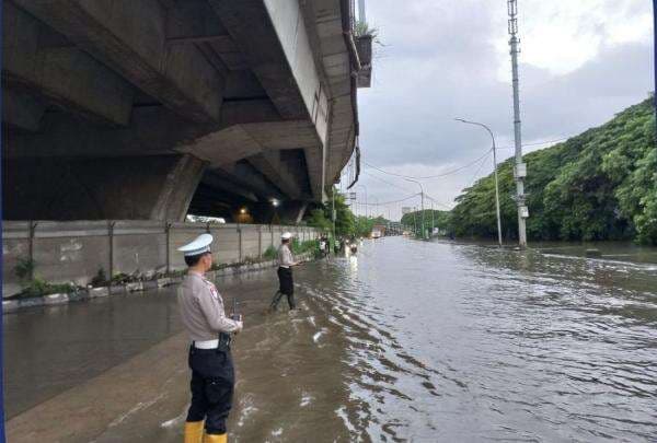 Jalan di KBN Cilincing Jakut Masih Banjir hingga 50 Cm Jalan di KBN Cilincing Jakut Masih Banjir hingga 50 Cm