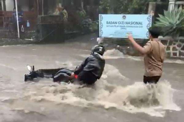 Banjir dan Longsor Landa Lembang, Satu Orang Hilang Banjir dan Longsor Landa Lembang, Satu Orang Hilang