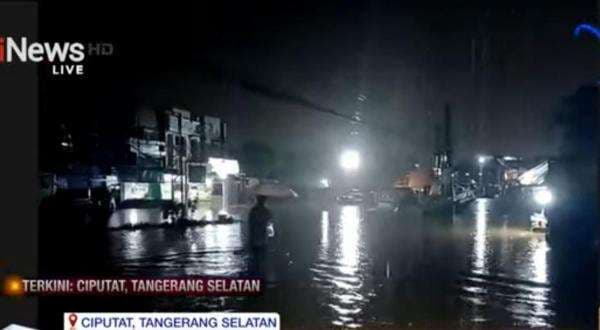 Banjir di Perumahan Puri Bintaro Indah Capai 1 Meter Banjir di Perumahan Puri Bintaro Indah Capai 1 Meter