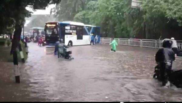Jakarta Lumpuh Terendam Banjir, Ini Ruas Jalan yang Terdampak Jakarta Lumpuh Terendam Banjir, Ini Ruas Jalan yang Terdampak