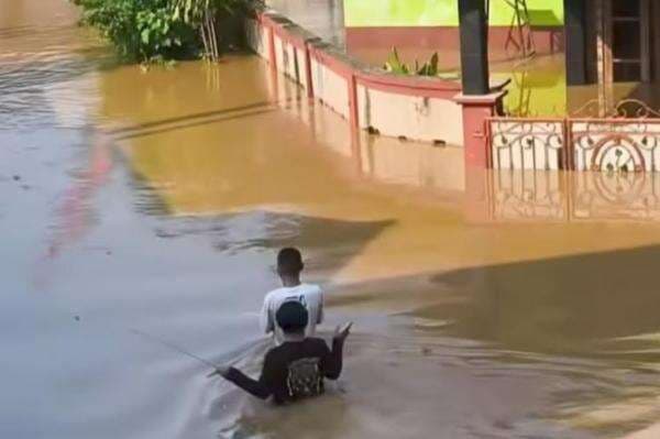 Tangsel Dikepung 22 Titik Banjir, Ketinggian Air Capai 1,4 Meter Tangsel Dikepung 22 Titik Banjir, Ketinggian Air Capai 1,4 Meter