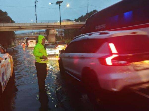 Tol Cawang Arah Bekasi Terendam Banjir, Lalin Macet Total Tol Cawang Arah Bekasi Terendam Banjir, Lalin Macet Total