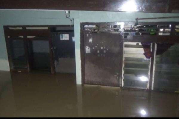 Banjir di Ulujami Jaksel, 8 RT Terendam Imbas Meluapnya Kali Swadarma Banjir di Ulujami Jaksel, 8 RT Terendam Imbas Meluapnya Kali Swadarma