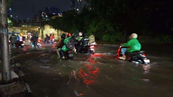 Banjir di Underpass Cawang, Kendaraan Mogok Lalu Lintas Macet Parah Banjir di Underpass Cawang, Kendaraan Mogok Lalu Lintas Macet Parah