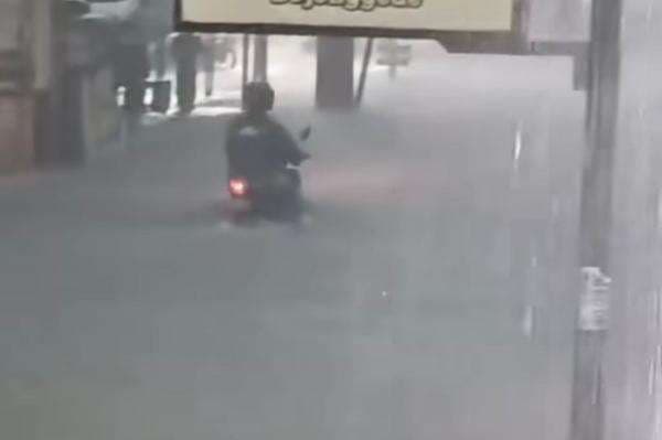 Banjir Rendam Bojonggede Bogor, Akses Jalan Lumpuh Banjir Rendam Bojonggede Bogor, Akses Jalan Lumpuh