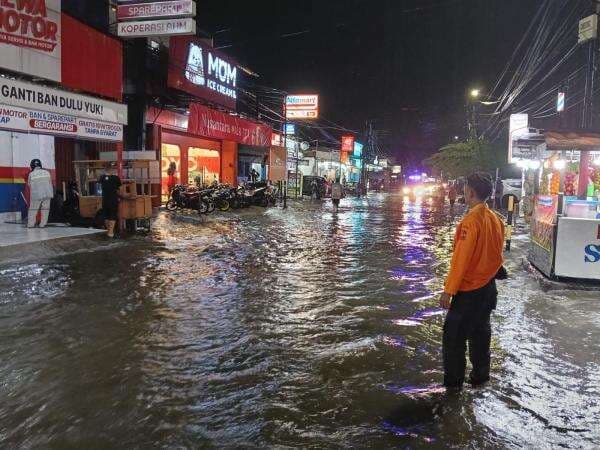 Banjir Rendam Sejumlah Ruas Jalan dan Perumahan di Bekasi, Ini Lokasinya Banjir Rendam Sejumlah Ruas Jalan dan Perumahan di Bekasi, Ini Lokasinya