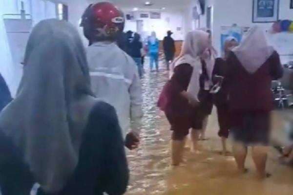 RS di Jonggol Bogor Terendam Banjir, Pelayanan Pasien Terganggu RS di Jonggol Bogor Terendam Banjir, Pelayanan Pasien Terganggu