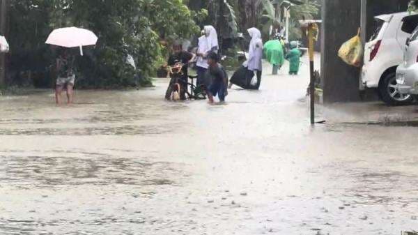 Banjir Kepung Tenggarong, Sejumlah Sekolah Diliburkan Banjir Kepung Tenggarong, Sejumlah Sekolah Diliburkan
