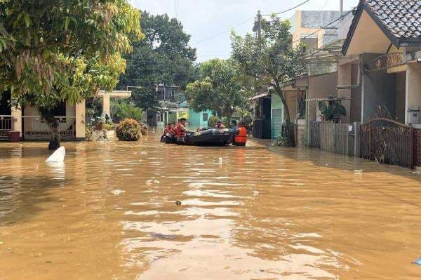 Banjir Rendam Tangsel usai Diguyur Hujan, 799 KK Terdampak Banjir Rendam Tangsel usai Diguyur Hujan, 799 KK Terdampak