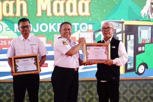 Bank Jatim Dukung Layanan Non Tunai di Bus Trans Jatim Bank Jatim Dukung Layanan Non Tunai di Bus Trans Jatim