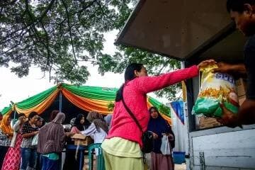 Bansos Beras Cair Dua Bulan Sekaligus, Tiap Keluarga Terima 20 Kg Bansos Beras Cair Dua Bulan Sekaligus, Tiap Keluarga Terima 20 Kg