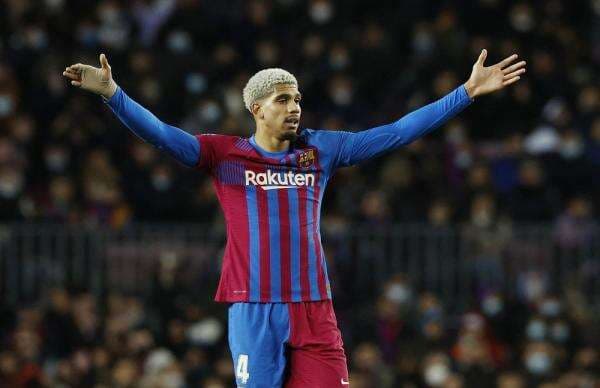 Bantah Rumor ke Manchester United, Ronald Araujo Tegaskan Bertahan di Barcelona Bantah Rumor ke Manchester United, Ronald Araujo Tegaskan Bertahan di Barcelona