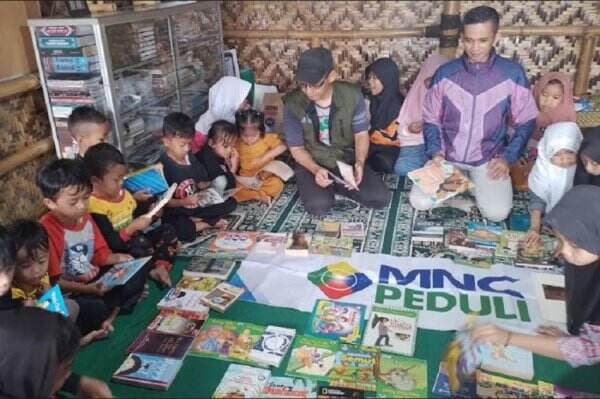 Bantuan Buku Bacaan dari MNC Peduli Disambut Antusias Anak-anak di Cugenang Cianjur