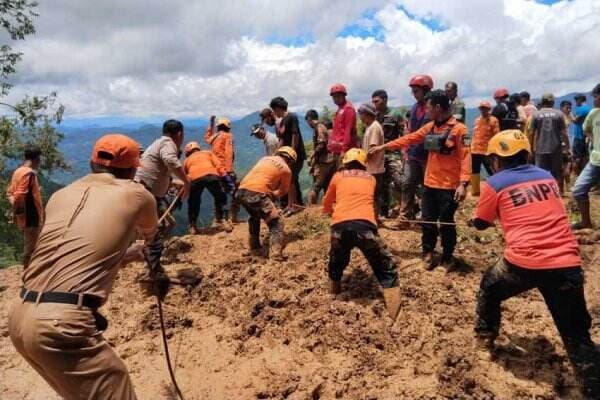 Basarnas Makassar Bantu Evakuasi Korban Longsor di Bastem Utara Luwu