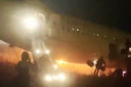 Bawa 85 Orang, Pesawat Boeing 737 Terbakar di Bandara Senegal