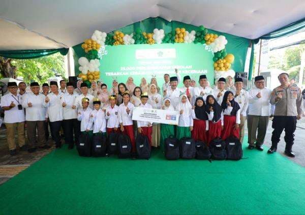 BAZNAS Salurkan Bantuan pada 51.108 Anak Yatim se-Indonesia BAZNAS Salurkan Bantuan pada 51.108 Anak Yatim se-Indonesia
